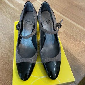 JOAN AND DAVID CIRCA HEELS, SIZE 6.5. GREAT CONDITION